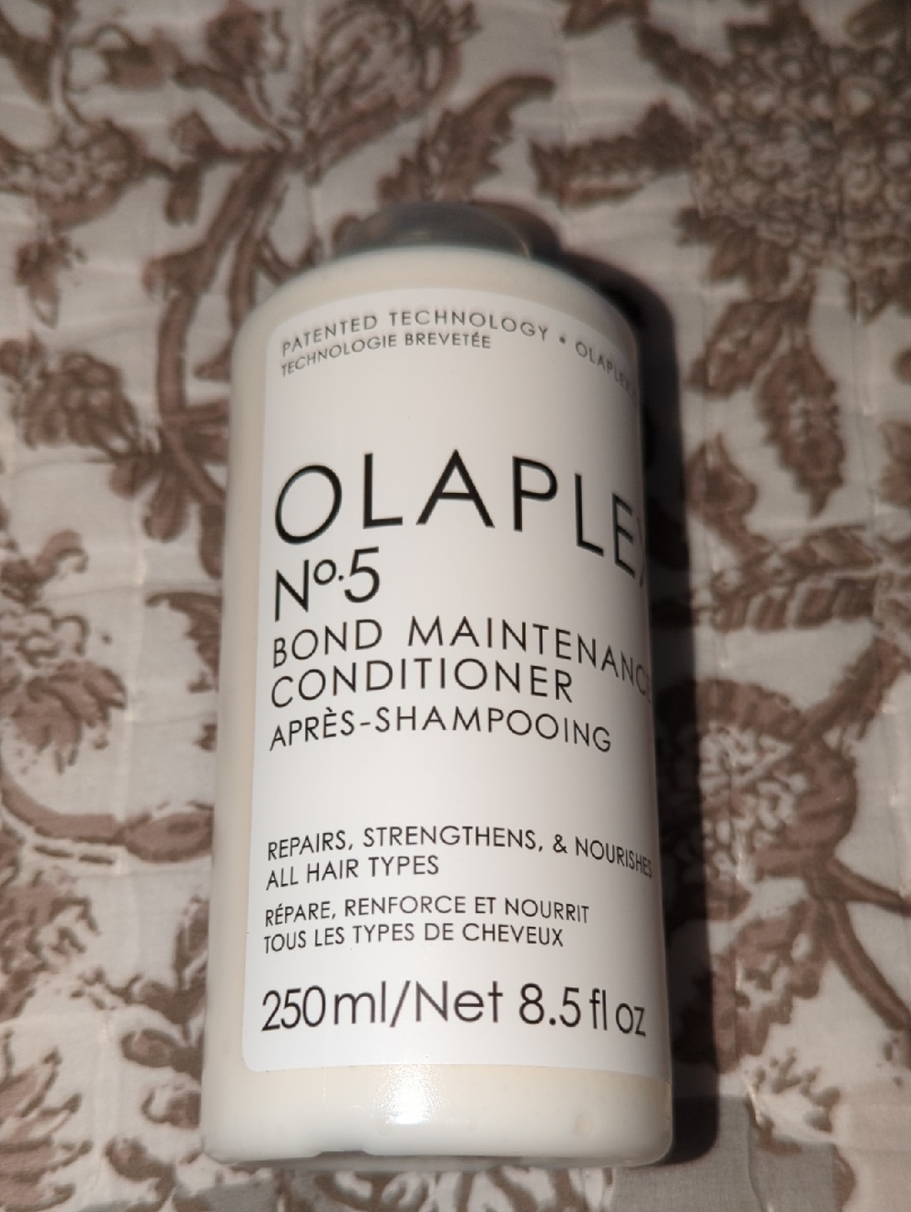 OLAPLEX No.5 Bond Maintenance Conditioner - White and Black